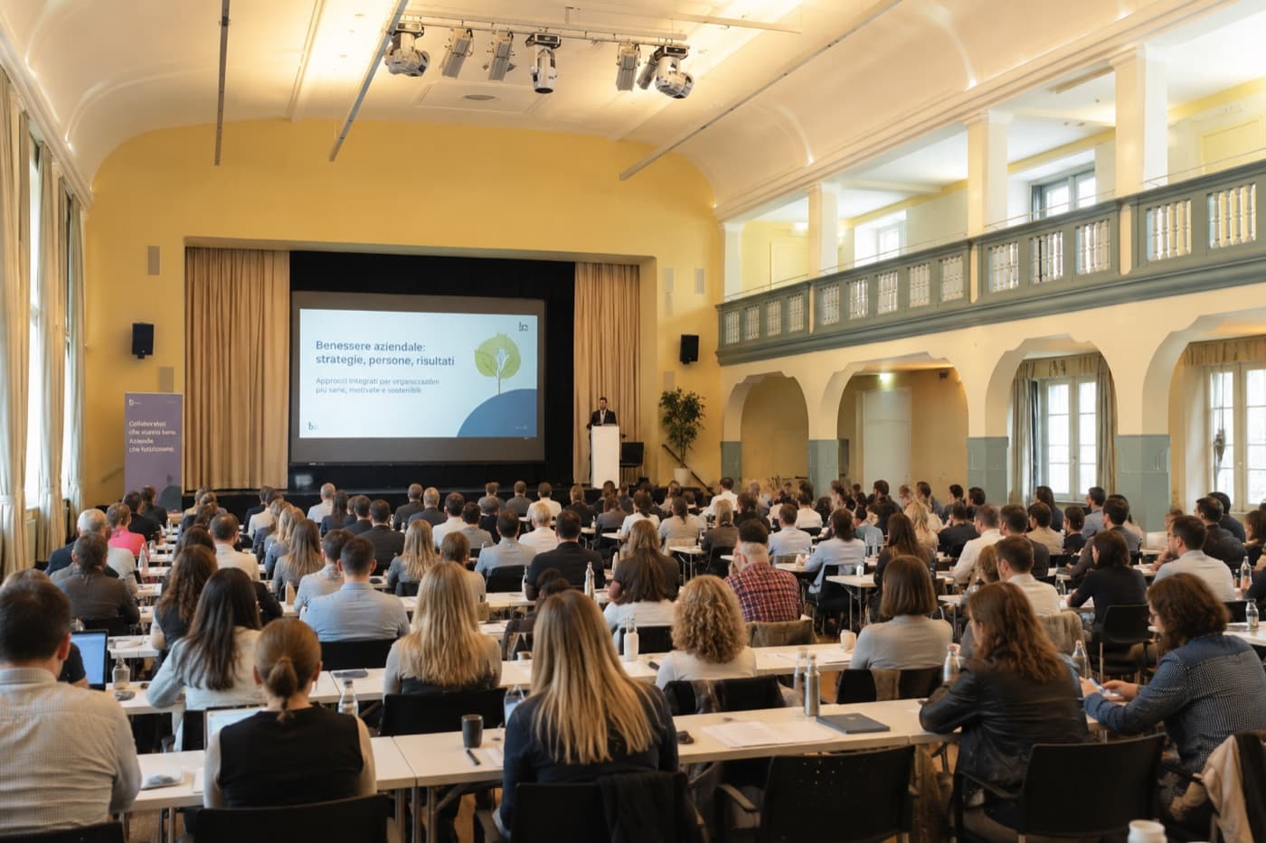 Sala gremita durante una conferenza del programma di benessere aziendale